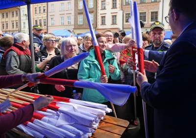 Tłum szturmował stoisko z flagami, biało-czerwony piknik na Małym Rynku - zdjęcie 4