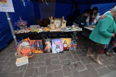 Tłum szturmował stoisko z flagami, biało-czerwony piknik na Małym Rynku - zdjęcie 2