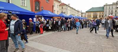 Tłum szturmował stoisko z flagami, biało-czerwony piknik na Małym Rynku - zdjęcie 1