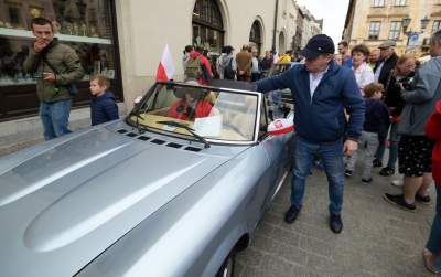 Tłum szturmował stoisko z flagami, biało-czerwony piknik na Małym Rynku - zdjęcie 32