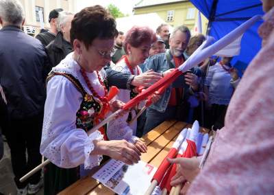Tłum szturmował stoisko z flagami, biało-czerwony piknik na Małym Rynku - zdjęcie 8