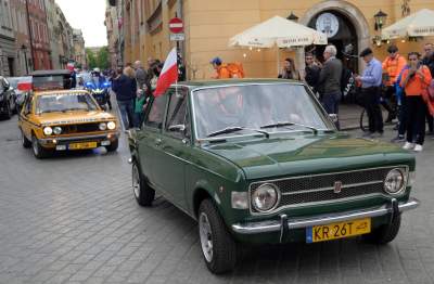 Tłum szturmował stoisko z flagami, biało-czerwony piknik na Małym Rynku - zdjęcie 31