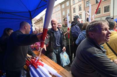 Tłum szturmował stoisko z flagami, biało-czerwony piknik na Małym Rynku - zdjęcie 6