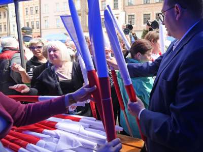Tłum szturmował stoisko z flagami, biało-czerwony piknik na Małym Rynku - zdjęcie 3