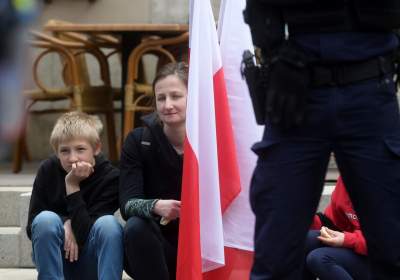 Tłum szturmował stoisko z flagami, biało-czerwony piknik na Małym Rynku - zdjęcie 36