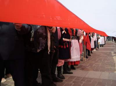 Tłum szturmował stoisko z flagami, biało-czerwony piknik na Małym Rynku - zdjęcie 19