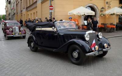 Tłum szturmował stoisko z flagami, biało-czerwony piknik na Małym Rynku - zdjęcie 25