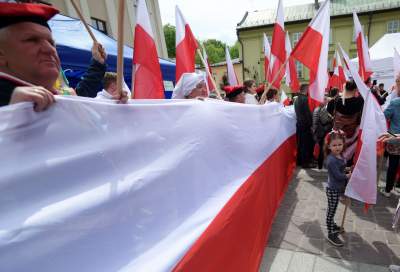 Tłum szturmował stoisko z flagami, biało-czerwony piknik na Małym Rynku - zdjęcie 16