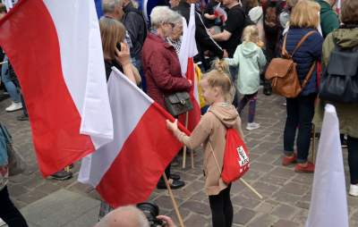 Tłum szturmował stoisko z flagami, biało-czerwony piknik na Małym Rynku - zdjęcie 12