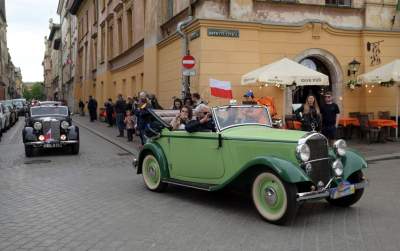 Tłum szturmował stoisko z flagami, biało-czerwony piknik na Małym Rynku - zdjęcie 24