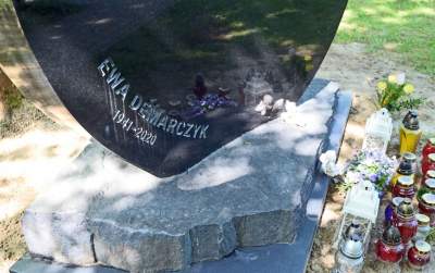 Pomnik na grobie Ewy Demarczyk. "Zimny zestaw bieli, szarości i czerni" - zdjęcie 11