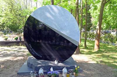 Pomnik na grobie Ewy Demarczyk. "Zimny zestaw bieli, szarości i czerni" - zdjęcie 4
