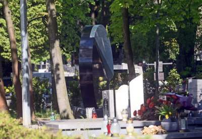 Pomnik na grobie Ewy Demarczyk. "Zimny zestaw bieli, szarości i czerni" - zdjęcie 12