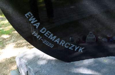 Pomnik na grobie Ewy Demarczyk. "Zimny zestaw bieli, szarości i czerni" - zdjęcie 5