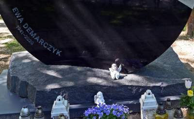 Pomnik na grobie Ewy Demarczyk. "Zimny zestaw bieli, szarości i czerni" - zdjęcie 3
