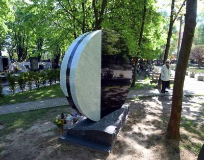 Pomnik na grobie Ewy Demarczyk. "Zimny zestaw bieli, szarości i czerni" - zdjęcie 7