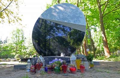 Pomnik na grobie Ewy Demarczyk. "Zimny zestaw bieli, szarości i czerni" - zdjęcie 9