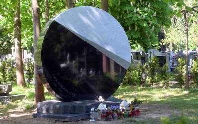 Pomnik na grobie Ewy Demarczyk. "Zimny zestaw bieli, szarości i czerni" - zdjęcie 2