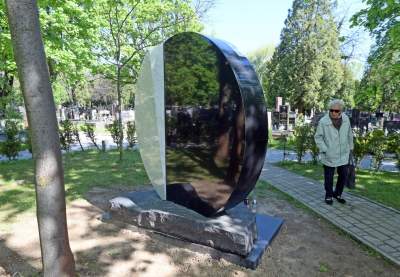 Pomnik na grobie Ewy Demarczyk. "Zimny zestaw bieli, szarości i czerni" - zdjęcie 6