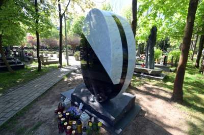 Pomnik na grobie Ewy Demarczyk. "Zimny zestaw bieli, szarości i czerni" - zdjęcie 8