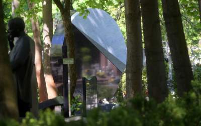 Pomnik na grobie Ewy Demarczyk. "Zimny zestaw bieli, szarości i czerni" - zdjęcie 1