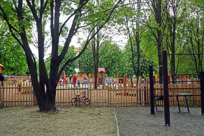 Tak zmienia się park Kurdawanów, nowe rośliny, alejki, plac zabaw - zdjęcie 7