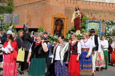 Tłumy wiernych w procesji na Skałkę, zabrzmiał dzwon Zygmunt - zdjęcie 22