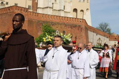 Tłumy wiernych w procesji na Skałkę, zabrzmiał dzwon Zygmunt - zdjęcie 3