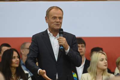 Tłumy na spotkaniu z Tuskiem i Trzaskowskim, entuzjastyczne powitanie - zdjęcie 4