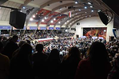 Tłumy na spotkaniu z Tuskiem i Trzaskowskim, entuzjastyczne powitanie - zdjęcie 3