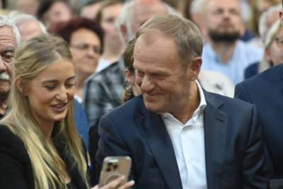 Tłumy na spotkaniu z Tuskiem i Trzaskowskim, entuzjastyczne powitanie - zdjęcie 11