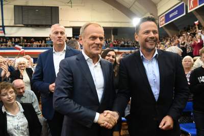 Tłumy na spotkaniu z Tuskiem i Trzaskowskim, entuzjastyczne powitanie - zdjęcie 10