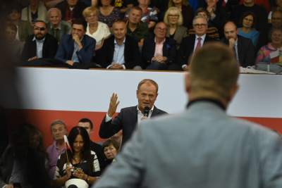 Tłumy na spotkaniu z Tuskiem i Trzaskowskim, entuzjastyczne powitanie - zdjęcie 6