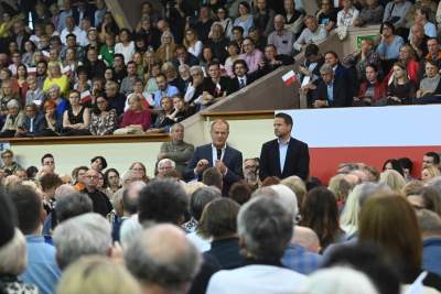 Tłumy na spotkaniu z Tuskiem i Trzaskowskim, entuzjastyczne powitanie - zdjęcie 8