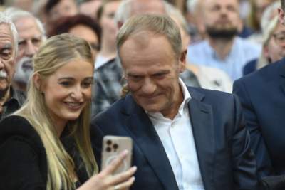 Tłumy na spotkaniu z Tuskiem i Trzaskowskim, entuzjastyczne powitanie - zdjęcie 12