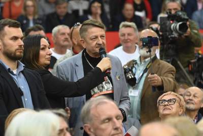 Tłumy na spotkaniu z Tuskiem i Trzaskowskim, entuzjastyczne powitanie - zdjęcie 7