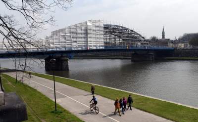 Zapakowali w folię most. To nie jest artystyczna instalacja - zdjęcie 1