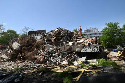 Tu była studencka stołówka, wielkie wyburzanie na miasteczku AGH - zdjęcie 1