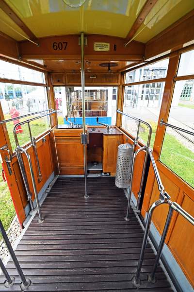 Przejechały na lawetach, po Krakowie jeździć będą o własnych siłach. Zabytkowe tramwaje z Warszawy i Poznania - zdjęcie 19