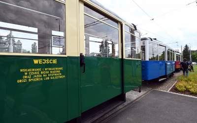 Przejechały na lawetach, po Krakowie jeździć będą o własnych siłach. Zabytkowe tramwaje z Warszawy i Poznania - zdjęcie 16
