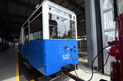 Przejechały na lawetach, po Krakowie jeździć będą o własnych siłach. Zabytkowe tramwaje z Warszawy i Poznania - zdjęcie 4