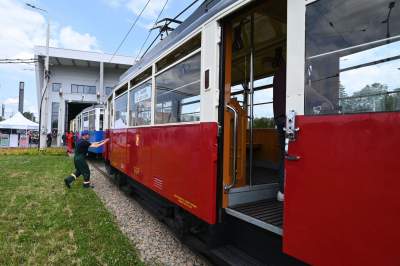 Przejechały na lawetach, po Krakowie jeździć będą o własnych siłach. Zabytkowe tramwaje z Warszawy i Poznania - zdjęcie 17
