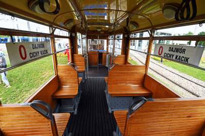 Przejechały na lawetach, po Krakowie jeździć będą o własnych siłach. Zabytkowe tramwaje z Warszawy i Poznania - zdjęcie 18