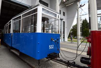 Przejechały na lawetach, po Krakowie jeździć będą o własnych siłach. Zabytkowe tramwaje z Warszawy i Poznania - zdjęcie 7