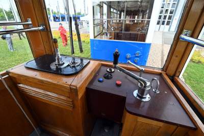 Przejechały na lawetach, po Krakowie jeździć będą o własnych siłach. Zabytkowe tramwaje z Warszawy i Poznania - zdjęcie 20