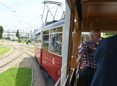 Przejechały na lawetach, po Krakowie jeździć będą o własnych siłach. Zabytkowe tramwaje z Warszawy i Poznania - zdjęcie 11