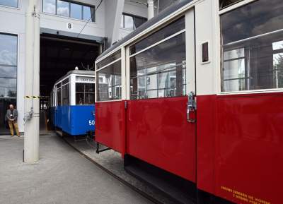 Przejechały na lawetach, po Krakowie jeździć będą o własnych siłach. Zabytkowe tramwaje z Warszawy i Poznania - zdjęcie 8
