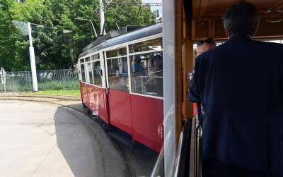 Przejechały na lawetach, po Krakowie jeździć będą o własnych siłach. Zabytkowe tramwaje z Warszawy i Poznania - zdjęcie 13