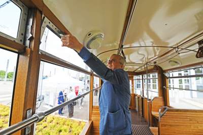 Przejechały na lawetach, po Krakowie jeździć będą o własnych siłach. Zabytkowe tramwaje z Warszawy i Poznania - zdjęcie 24