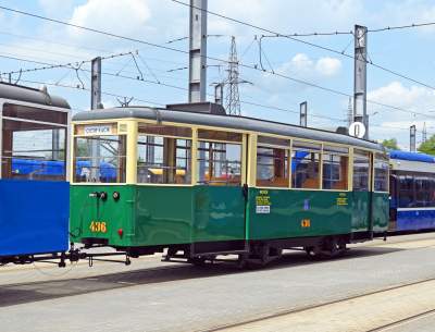 Przejechały na lawetach, po Krakowie jeździć będą o własnych siłach. Zabytkowe tramwaje z Warszawy i Poznania - zdjęcie 27